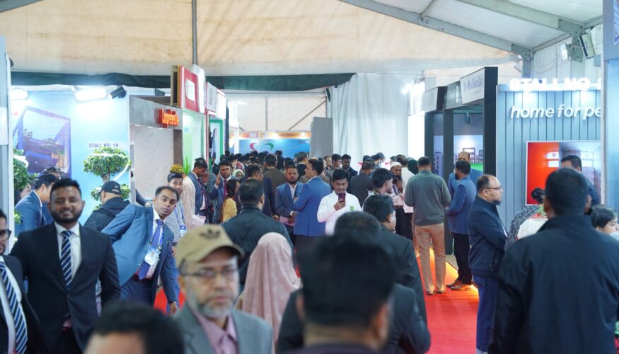 শেষ দিনে ভিড় বাড়ছে আবাসন মেলায়, ক্রেতারা খুঁজছেন পছন্দের ফ্ল্যাট